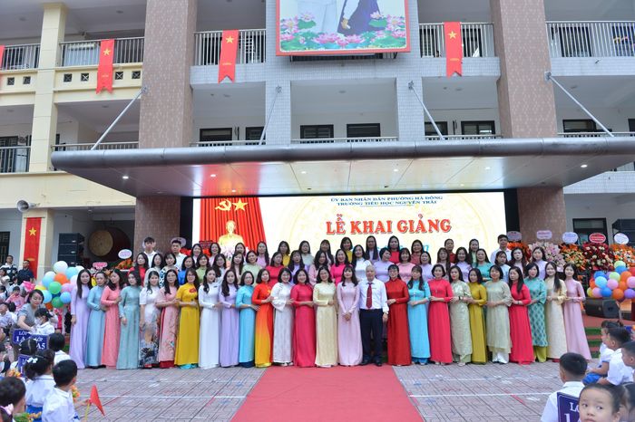 Tập thể giáo viên của Trường Tiểu học Nguyễn Trãi.