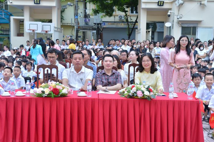 Lễ khai giảng của Trường Tiểu học Nguyễn Trãi diễn ra trong không khí đặc biệt hơn khi đây là năm học đầu tiên sau sáp nhập.