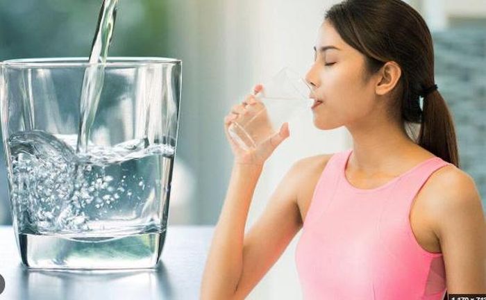 Không chỉ là thành phần không thể thiếu trong cơ thể, nước lọc có công dụng ngăn ngừa nếp nhăn, thải độc, giúp gan khỏe mạnh và vô cùng quan trọng làm đẹp da.