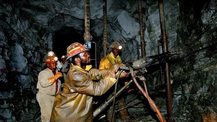 Ngoài Mponeng, nhiều mỏ vàng sâu khá cũng nằm ở lưu vực Witwatersrand của Nam Phi. Mỏ TauTona từng được biết đến là mỏ sâu nhất thế giới, đạt độ sâu khoảng 3,9 km. Savuka đứng thứ hai với độ sâu khoảng 3,7 km và nằm gần Johannesburg. Mỏ East Rand là một mỏ lịch sử khác đạt độ sâu khoảng 3,585 km. (Ảnh: News18)