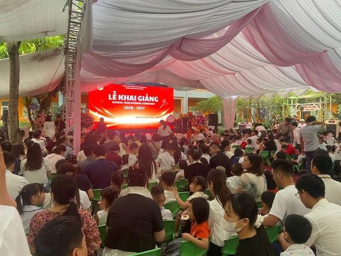 Không khí ngày khai trường đông vui, nhộn nhịp tại Trường Mầm non Sen Hồng, phường Dương Nội.