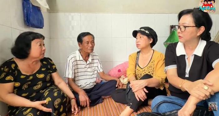 "Buổi tối tôi cứ đi quanh mấy quán nhậu để bán vé số, người ta thấy hoàn cảnh, thương hại thì mua ủng hộ. Bán được trăm tờ thì tôi về nhà, sáng hôm sau đi bán tiếp. Mỗi tờ vé số tôi lời được 1 nghìn đồng", nữ nghệ sĩ kể chuyện bán vé số kiếm tiền trang trải cuộc sống.