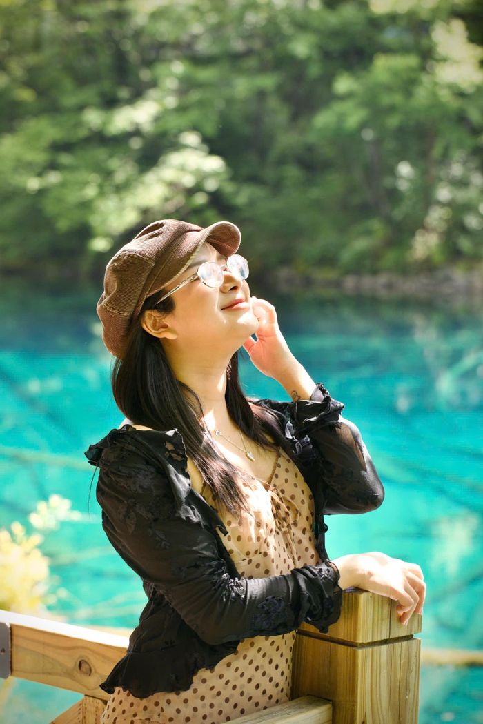 Ít ra biết, khác với vẻ chanh chua trên phim, ngoài đời Tiêu Thố đã mẹ bỉm sữa chính hiệu. Cô từng gây chú ý với series video "Hành trình làm mẹ". Series này ghi lại những câu chuyện thực tế, hài hước nhưng cũng rất đồng cảm về trải nghiệm mang thai, đi đẻ và chăm sóc con nhỏ. Phong cách kể chuyện của cô mang màu sắc "cợt nhả", dí dỏm nhưng phản ánh chân thực cuộc sống bỉm sữa của thế hệ trẻ.
