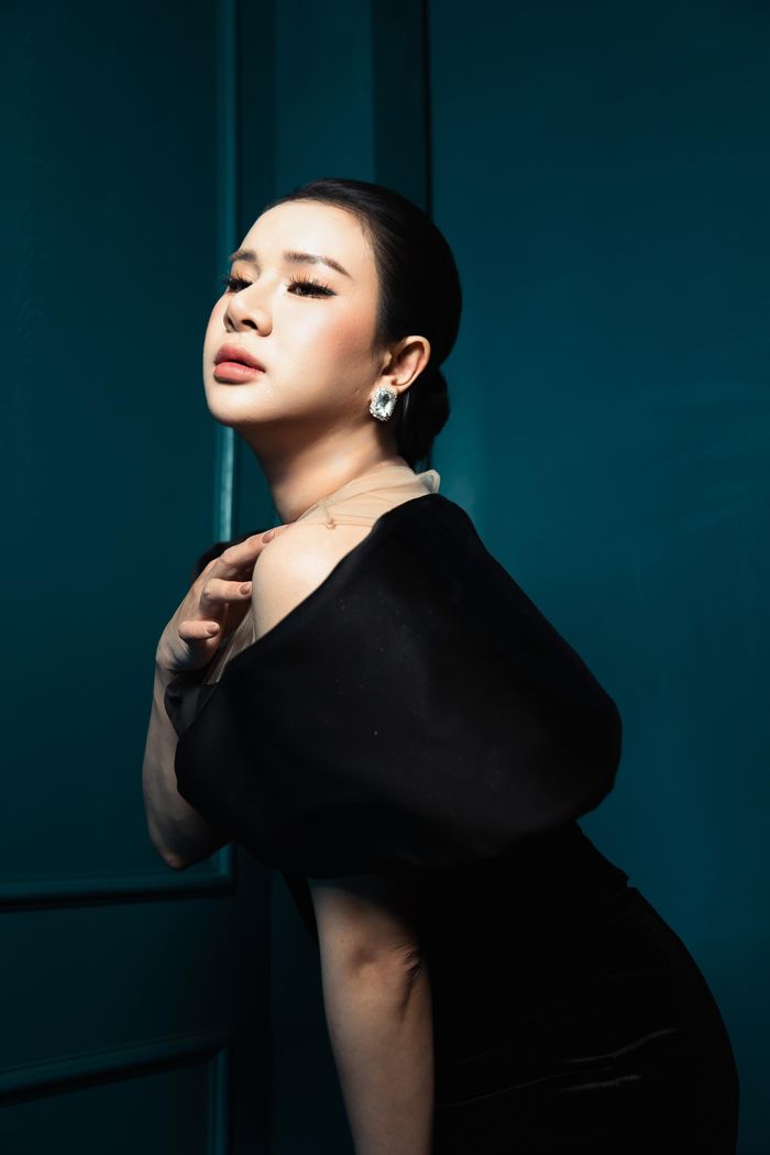  "Tôi từng nghĩ mình sẽ buồn nhiều hơn, thậm chí đắm chìm trong những lời đó, nhưng cuối cùng tôi chỉ cảm ơn. Khi mình đáp lại người khác bằng sự tử tế, tôi thấy cách họ phản hồi lại mình cũng trở nên nhẹ nhàng hơn”, Tiêu Thố chia sẻ.