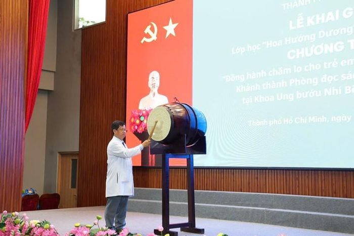 TS.BS Diệp Bảo Tuấn, Giám đốc Bệnh viện Ung bướu TPHCM đánh trống chào đón năm học mới. Ảnh: BV cung cấp