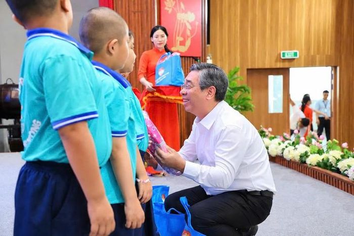 Ông Nguyễn Phước Lộc - Ủy viên Trung ương Đảng, Phó Bí thư Thành ủy, Chủ tịch Ủy ban Mặt trận Tổ quốc Việt Nam TPHCM tặng quà cho các em học sinh đặc biệt. Ảnh: Nam Thương