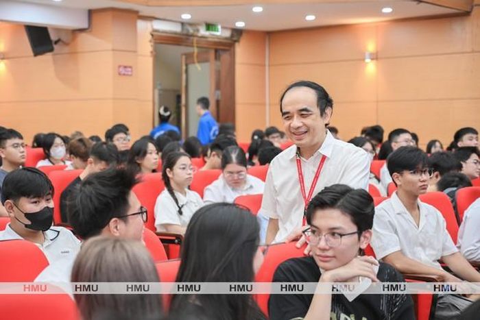 GS.TS Nguyễn Hữu Tú gặp gỡ, động viên các tân sinh viên trong ngày nhập trường năm học 2026-2027. Ảnh: HMU