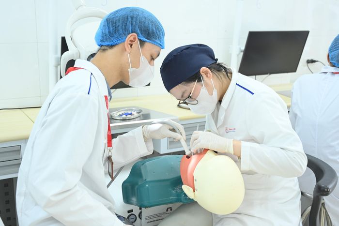Sinh viên Đại học Y Hà Nội trong giờ thực hành tiền lâm sàng - Mô hình đào tạo theo chuẩn năng lực gắn liền với rèn luyện tác phong y đức chuyên nghiệp. Ảnh: HMU