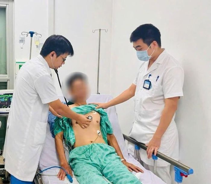 Các bác sĩ kiểm tra sức khỏe bệnh nhân sau khi được điều trị tích cực. Ảnh: BVCC