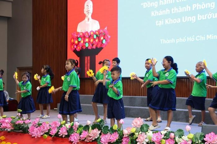 Bệnh nhi Bệnh viện Ung bướu biểu diễn trong lễ khai giảng tại bệnh viện. Ảnh: BV cung cấp