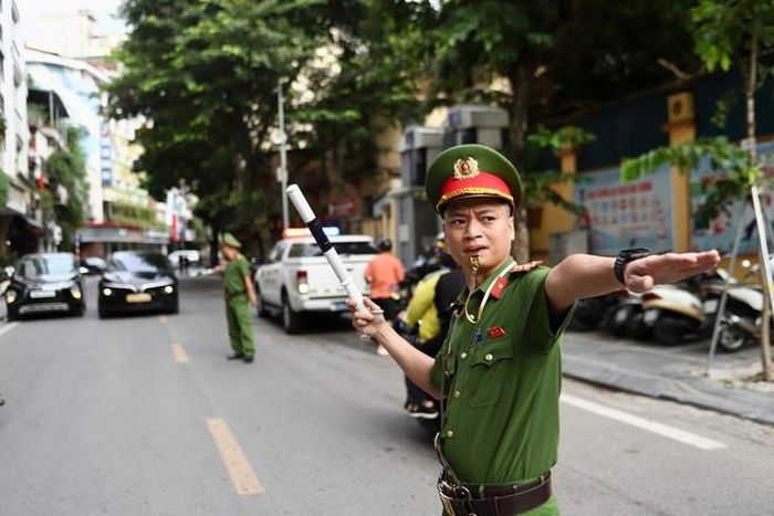 Việc phân luồng ưu tiên cho học sinh di chuyển vào trường và duy trì dòng phương tiện trên các tuyến đường xung quanh. Phụ huynh được nhắc nhở không dừng xe quá lâu trước cổng trường, chủ động lựa chọn vị trí phù hợp để đưa đón con. (Ảnh Thành Long)