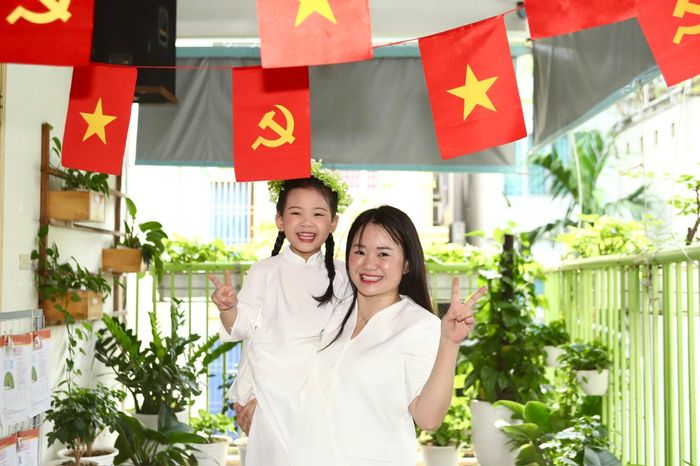 Phụ huynh Lan Hương cho biết, cổng trường mầm non, tiểu học thường đông phương tiện, dễ ùn tắc giờ đưa đón. Nhờ Công an phân luồng, giao thông thông thoáng hơn, học sinh đến khai giảng đúng giờ. (Ảnh Thành Long)