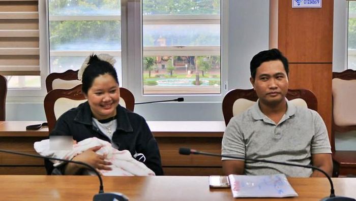 Vợ chồng anh Y Wiêt cho biết sẽ thương yêu bé gái như ruột thịt. Ảnh: H.Giang.