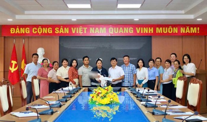 Chính quyền phường Buôn Ma Thuột bàn giao bé gái cho vợ chồng anh Y Wiêt nhận làm con nuôi theo quy định. Ảnh: H.Giang.