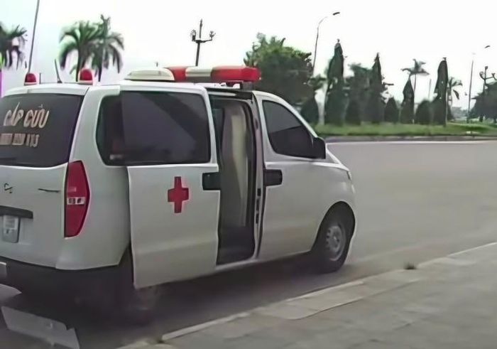 Hình ảnh chiếc xe cấp cứu liên quan vụ việc được người nhà phản ảnh lên mạng xã hội : (Ảnh cắt từ clip).
