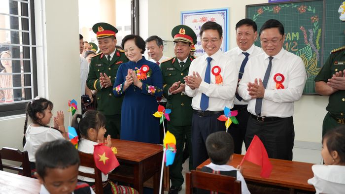 Phó Thủ tướng Chính phủ Phạm Thị Thanh Trà cùng đoàn công tác và lãnh đạo thành phố tham quan cơ sở vật chất, các phòng học. Ảnh: Ngọc Hiếu.