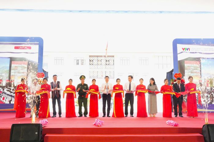 Lễ khánh thành Trường Phổ thông nội trú Tiểu học và Trung học cơ sở A Lưới 4. Ảnh: Ngọc Minh.