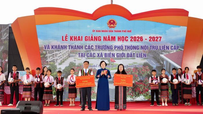 Phó Thủ tướng Chính phủ Phạm Thị Thanh Trà trao các phần quà đến đại diện nhà trường và học sinh. Ảnh: Ngọc Hiếu.