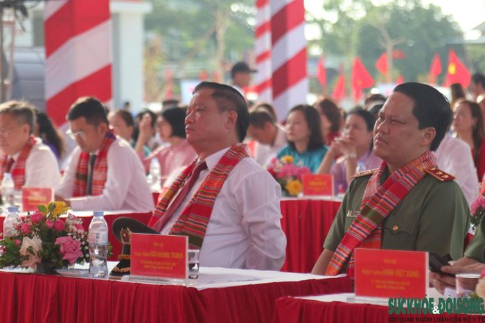 Trung tướng Bùi Quang Thanh, Chánh thanh tra Bộ Công an và ông Nguyễn Khắc Thận, Bí thư Tỉnh ủy Nghệ An, dự lễ khai giảng tại Trường phổ thông nội trú tiểu học và THCS Anh Sơn. Ảnh: Song Hoàng