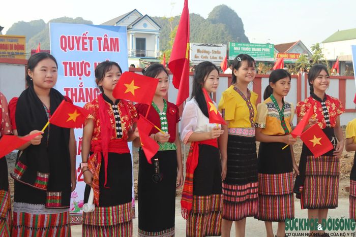 Thầy cô, học sinh Trường phổ thông nội trú liên cấp tiểu học và THCS Anh Sơn rạng rỡ trong ngày khai giảng, sáng 5/9. Ảnh: Song Hoàng
