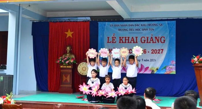 Chương trình văn nghệ ngày khai giảng ở đảo Sinh Tồn. Ảnh: Thành Vũ.
