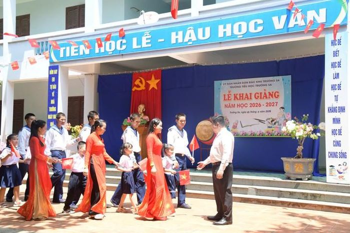 Không khí hân hoan ngày khai giảng ở Trường Tiểu học Trường Sa. Ảnh: Thành Vũ.