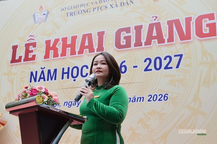 Cô giáo Lương Thu Hòa - Hiệu trưởng Trường PTCS Xã Đàn phát biểu tại lễ khai giảng.  Ảnh: Tuấn Anh