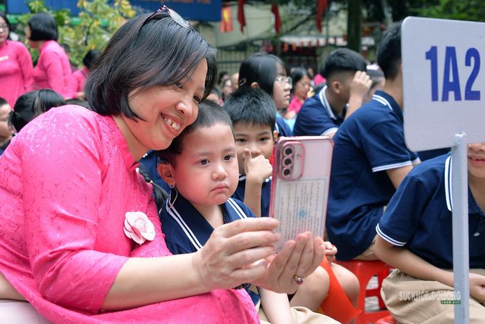 Khoảnh khắc gần gũi giữa cô và trò trong ngày đầu năm học. Ảnh: Tuấn Anh