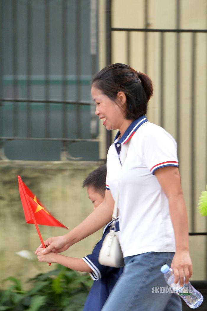 Phụ huynh đồng hành cùng con trong ngày đầu năm học mới. Ảnh: Tuấn Anh