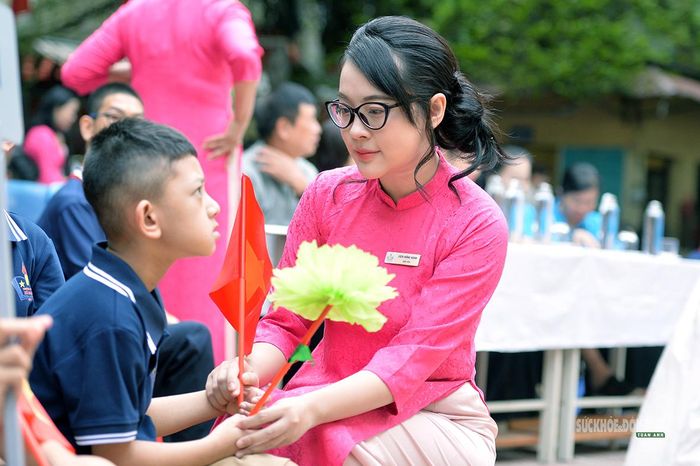 Giáo viên trò chuyện với học sinh trong ngày đầu năm học mới. Ảnh: Tuấn Anh