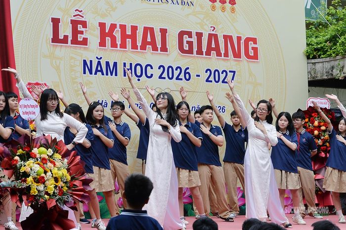 Thầy trò cùng biểu diễn trong niềm vui ngày đầu năm học. Ảnh: Tuấn Anh