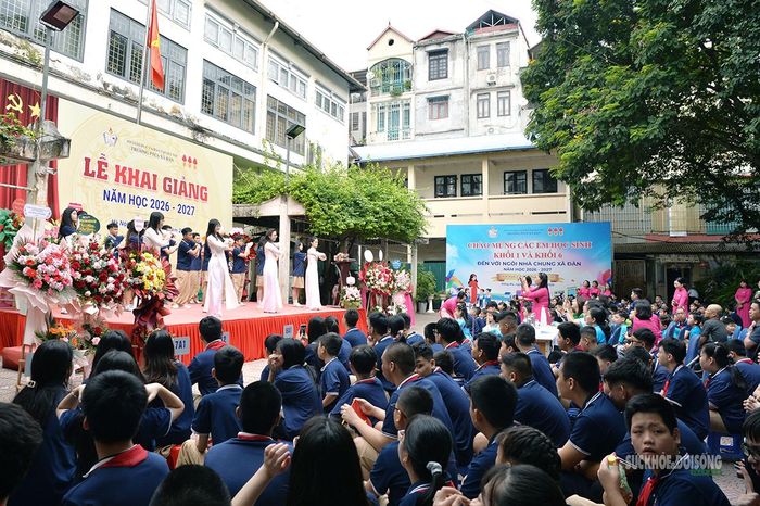 Sân Trường PTCS Xã Đàn rộn ràng trong ngày khai giảng năm học mới. Ảnh: Tuấn Anh