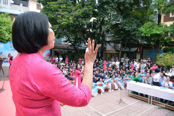 Giáo viên sử dụng ngôn ngữ ký hiệu để kết nối với học sinh. Ảnh: Tuấn Anh