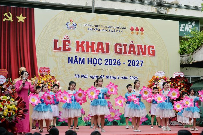 Tiết mục văn nghệ mang không khí vui tươi trong ngày hội khai trường. Ảnh: Tuấn Anh
