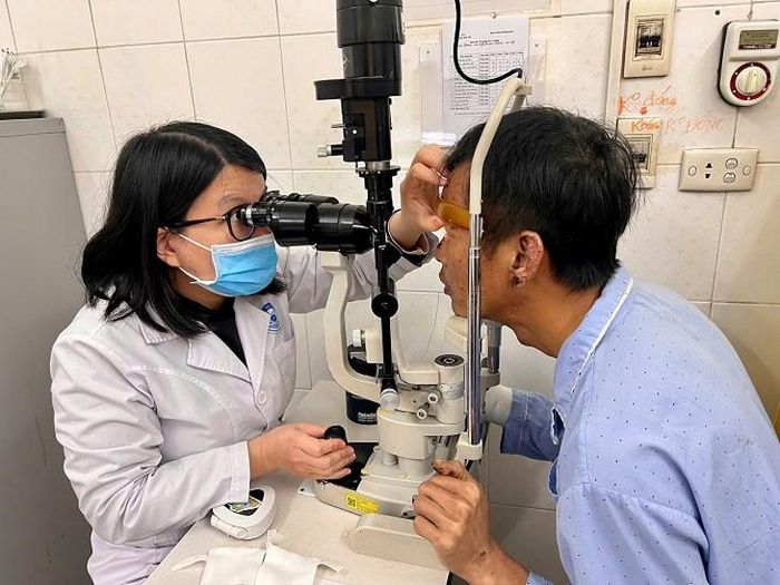 Khám mắt định kỳ là rất cần thiết với người cao tuổi. Ảnh: H.N