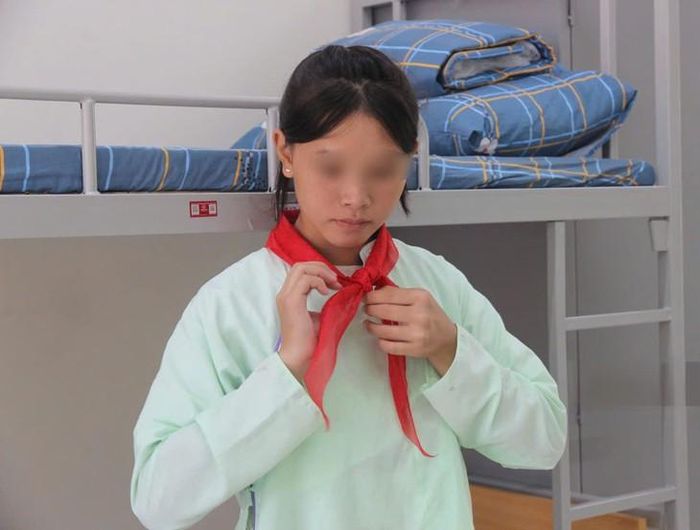 Em Lù Thị Liên chuẩn bị cho năm học mới. Ảnh: Trọng Bảo.