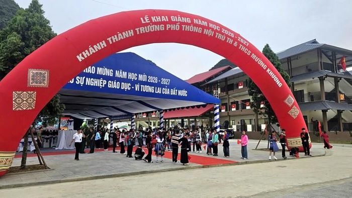 Sáng 5/9, cùng với học sinh cả nước, thầy và trò Trường Phổ thông nội trú Tiểu học và THCS Mường Khương, xã Mường Khương, tỉnh Lào Cai bước vào năm học 2026-2027 trong không khí đặc biệt. Ảnh: Văn Đức.