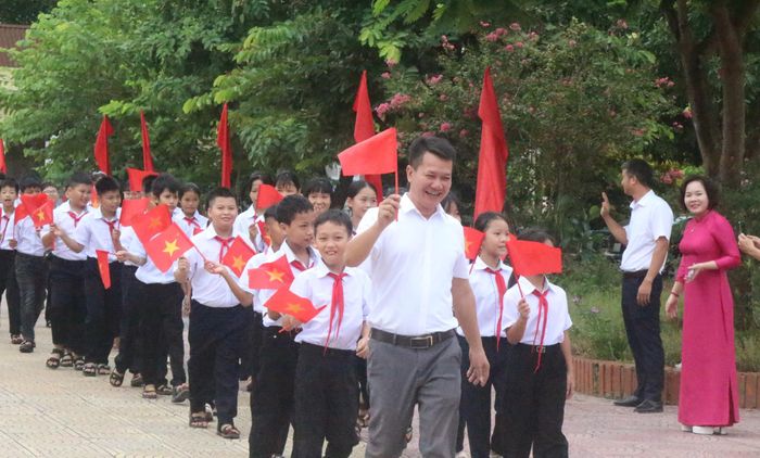 Niềm vui của thầy, cô giáo đón học sinh lớp 6. Ảnh: Đ.Tùy.