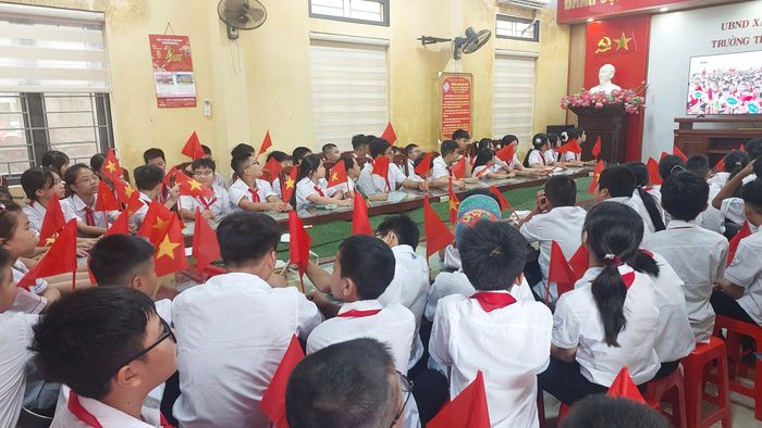 Học sinh xã Vĩnh Lại dự khai giảng năm học mới trực tuyến. Ảnh: K. Chung.