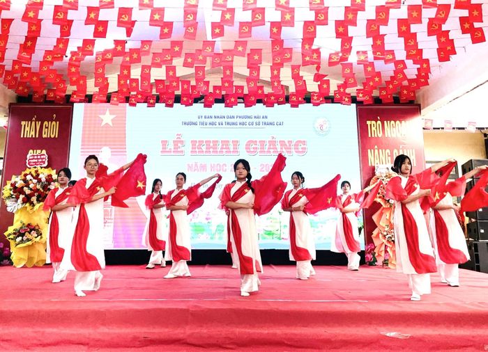 Văn nghệ chào mừng năm học mới của học sinh Trường TH và THCS Tràng Cát. Ảnh: T.Dung.