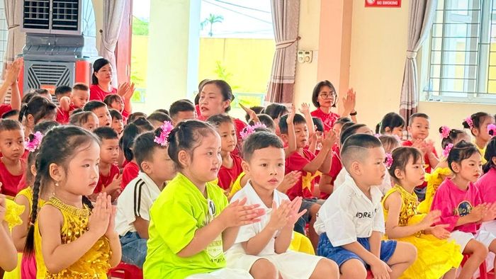 Niềm vui, háo hức của các bé Trường Mầm non Khúc Hạo trong ngày khai giảng. Ảnh: Đ.Tùy.