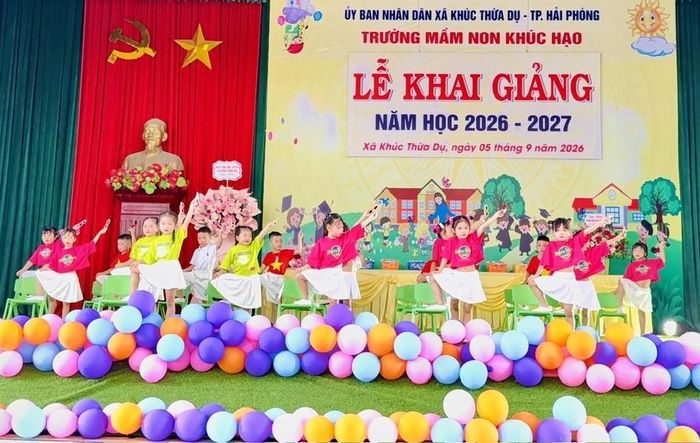 Các bé Trường Mầm non Khúc Hạo trong tiết mục văn nghệ chào mừng lễ khai giảng. Ảnh: Đ.Tùy.