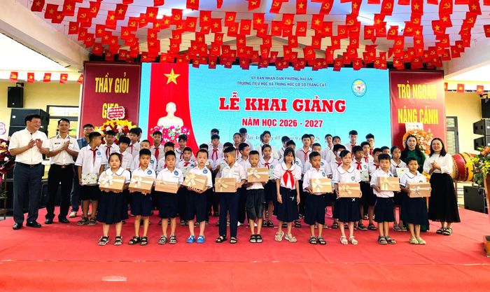 Đại diện lãnh đạo phường Hải An và nhà trường trao quà cho học sinh có hoàn cảnh khó khăn - Ảnh: T.Dung.