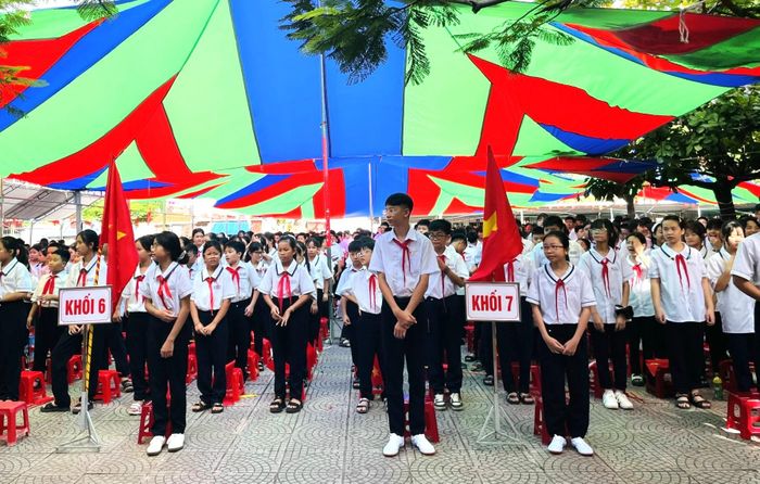 Lễ khai giảng đầu tiên của học sinh Trường TH và THCS Tràng Cát sau sáp nhập. Ảnh: T.Dung