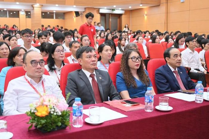 Ban Giám hiệu, cán bộ, giảng viên cùng đông đảo sinh viên, học viên Trường Đại học Y Hà Nội tham dự Lễ Khai giảng năm học 2026 - 2027. Ảnh: HL