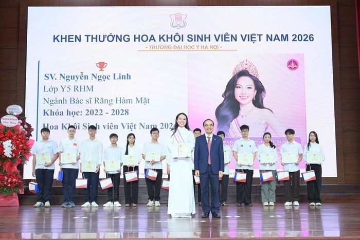 Hiệu trưởng nhà trường trao thưởng cho các tân thủ khoa tuyển sinh năm 2026, sinh viên đạt giải quốc tế và khen thưởng sinh viên xuất sắc đăng quang Hoa khôi Sinh viên Việt Nam 2026. Ảnh: HL