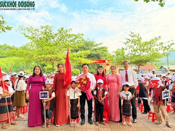 Thầy Trương Như Thuần cho biết, trong guồng quay của cuộc sống "cơm, áo, gạo, tiền", nhiều nét văn hóa của đồng bào đang dần bị mai một. Nhận thấy trách nhiệm của nhà trường không chỉ trong việc dạy con chữ mà cần giáo dục học sinh về nét đẹp văn hóa dân tộc nhằm khơi dậy, lan tỏa tình yêu văn hóa truyền thống trong học sinh Bru - Vân Kiều, nhà trường vận động theo phương thức xã hội hóa để chuẩn bị trang phục truyền thống của đồng bào Bru - Vân Kiều cho học sinh mặc trong lễ khai giảng.