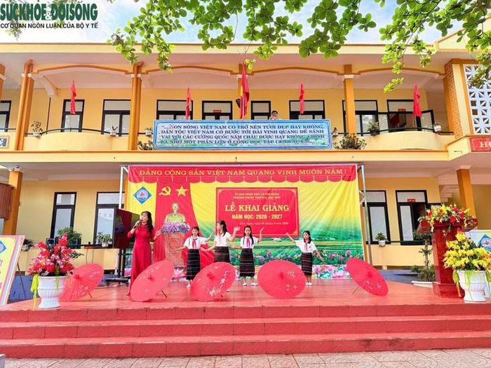 Hiệu trưởng nhà trường cho biết: “Các em rất hào hứng và tự hào. Thầy cô cũng vui mừng khi không chỉ đưa con chữ về với bản mà còn góp phần gìn giữ và phát huy nét đẹp văn hóa của bà con nơi đây”.
