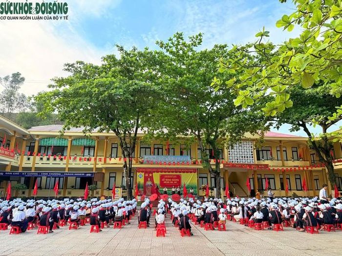 Sáng 5/9, tại xã biên giới Kim Ngân, tỉnh Quảng Trị, học sinh đồng bào Bru - Vân Kiều xúng xính trong bộ trang phục truyền thống của dân tộc để dự lễ khai giảng.