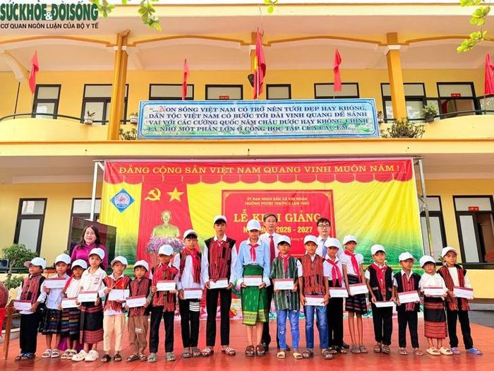 Nhà trường cũng kết nối với các đơn vị, tổ chức để trao tặng nhiều phần quà đến học sinh.